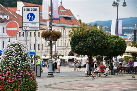 rušná pešia zóna v centre mesta
