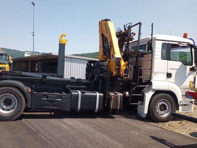 Nákladanie stavebnej sute do kontajnera pomocou hydraulickej ruky