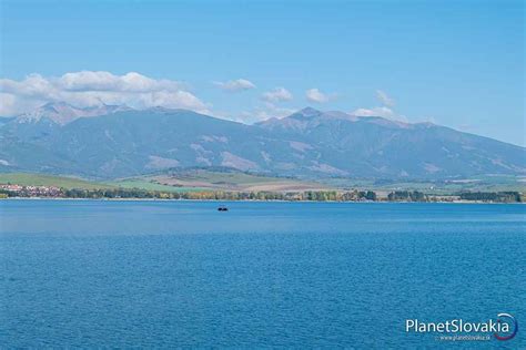 Majestátny alpský štít s jazerom v popredí