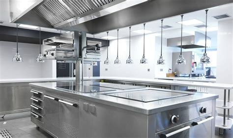 Moderné nerezové vybavenie školskej kuchyne