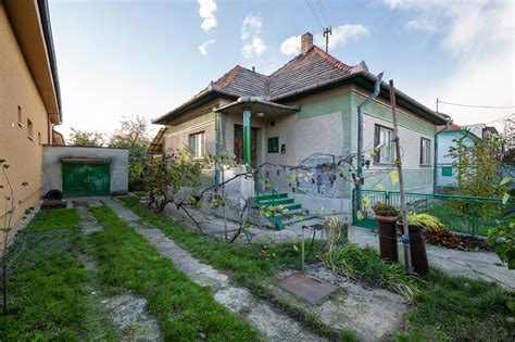 Fotografia staršieho rodinného domu pred rekonštrukciou