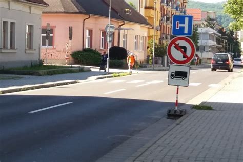Ilustračný obrázok dopravného značenia pre zónu s plateným parkovaním
