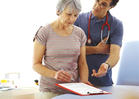 Ilustračná fotografia lekára pri vyšetrovaní pacienta