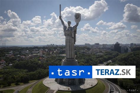 Detail ukrajinského trojzubca na štíte sochy Matka Vlasť