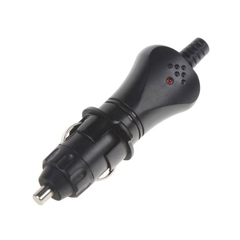 Detailný pohľad na konektor do autozapaľovača s LED indikáciou a spodným vývodom kábla