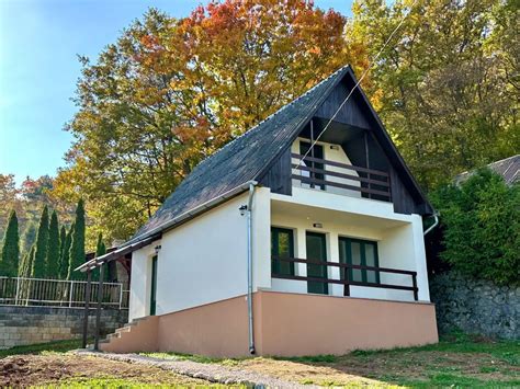 Chatka pri jazere s terasou