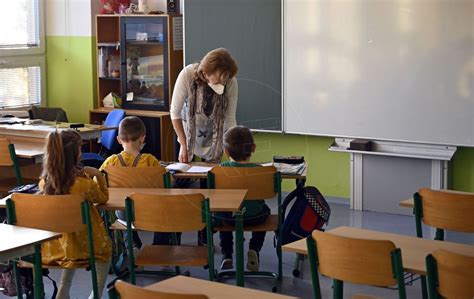 Ilustračná fotografia učiteľov a žiakov v modernej triede