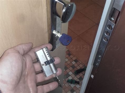 Detail nastaviteľného 3D závesu na bezpečnostných dverách