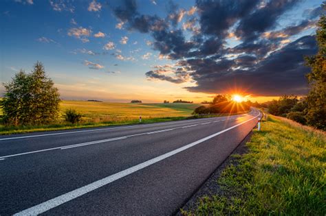 Poškodená asfaltová cesta s výtlkmi