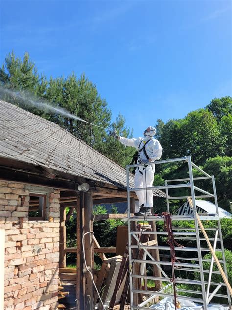 Ilustrácia odstraňovania hrdze zo strechy