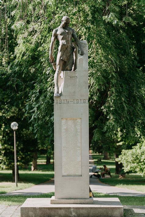 rozpadajúci sa terazzový pomník