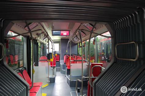 Interiér moderného klimatizovaného autobusu