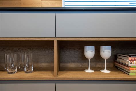 Detail nábytku s použitými opaskami