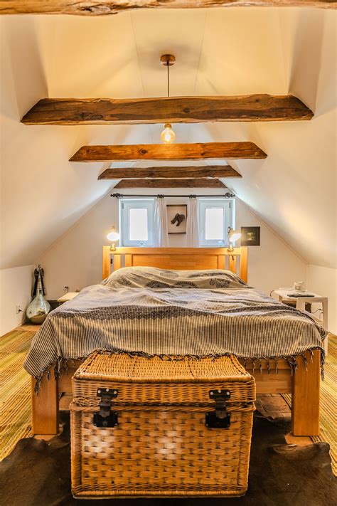 Spálňa s drevenou vrtuľou lietadla