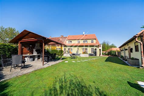 Areál apartmánového domu Andrejka s altánkom