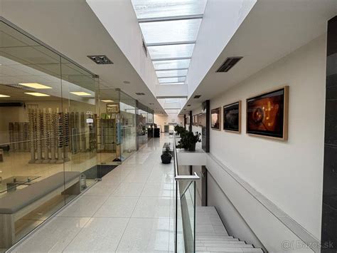 Interiér moderného obchodného priestoru v centre mesta