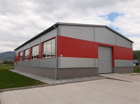 Priemyselná hala s nákladnými rampami