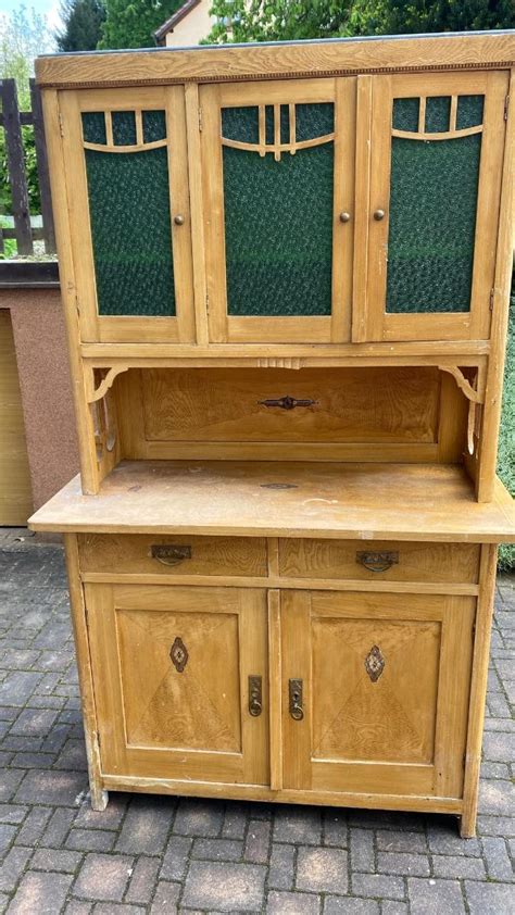 starý drevený kredenc