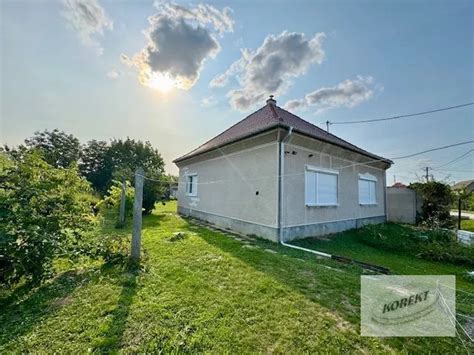 Celkový pohľad na zrekonštruovaný dom s novou stodolou a záhradou