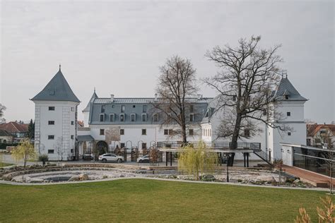Historický kaštieľ s modernou fasádou