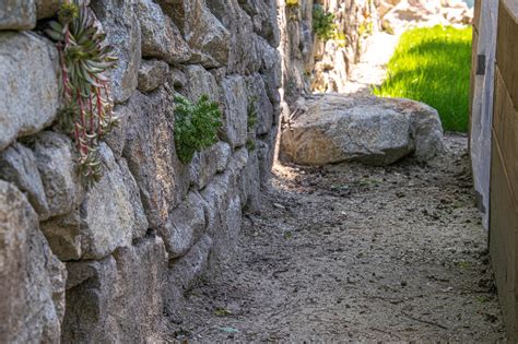 Pohľad na hrubé kamenné múry historickej budovy