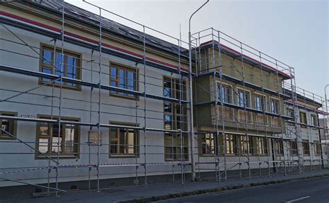 Detail rámového lešenia s podlahami a zábradlím
