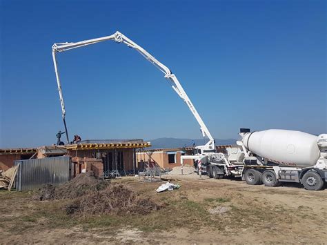 Stavenisko s betónovou pumpou