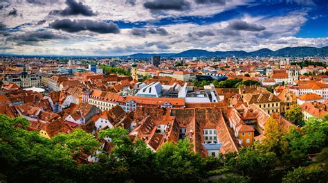Panorama mesta Graz s riekou Mur