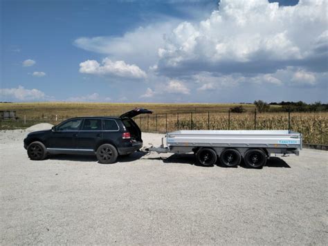 Osobný automobil s pripojeným prívesným vozíkom na prepravu lode