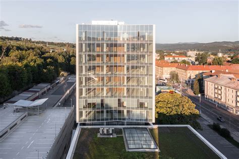 Ilustračná fotografia modernej administratívnej budovy v centre Banskej Bystrice