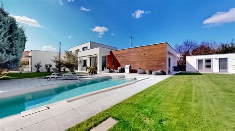 Moderný rodinný dom s bazénom v Taliansku