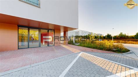 Interiér moderného obchodného priestoru s veľkým výkladom.