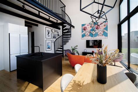 Interiér s otvoreným schodiskom a presklenou stenou