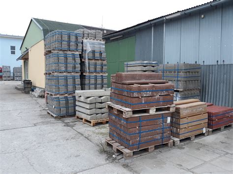 Stavebná skládka s rôznymi materiálmi