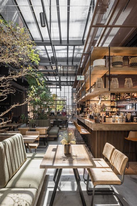 Interiér reštauračného priestoru s barom a letnou terasou