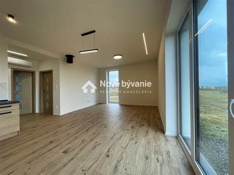 Ilustračná fotografia: Moderná, zariadená izba pripravená na prenájom