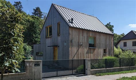 Ilustračná fotografia rodinného domu s dokončenou fasádou a strechou.