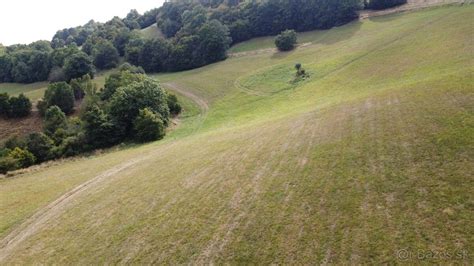 Ilustrácia pozemku rozdeleného na podiely