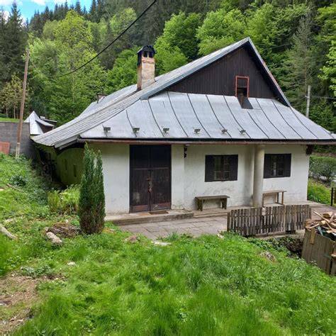 Chalupa v Kučišdorfskej doline obklopená lesom