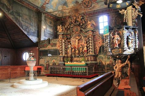 Interiér kostola v Bíni s románskymi prvkami