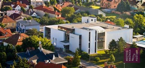 panoráma mesta Piešťany s liečebnými domami a parkom