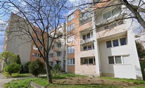 Ulica v Karlovej Vsi s rodinnými domami a bytovkami