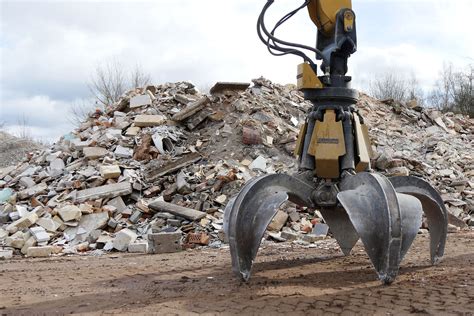Rozdrvený stavebný odpad pripravený na recykláciu