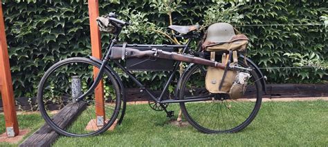 detail starého bicykla s dobovými doplnkami