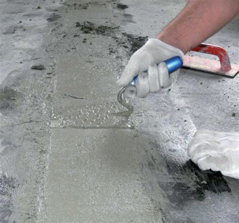 Proces opravy prasklín v betónovej podlahe garáže