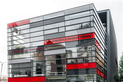 Moderná budova s energeticky úspornou fasádou
