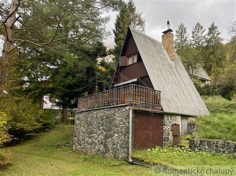 Ilustrácia moderného mobilného domu v prírodnom prostredí