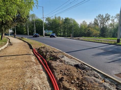 Rekonštruovaný úsek cesty s novými zvodidlami a osvetlením