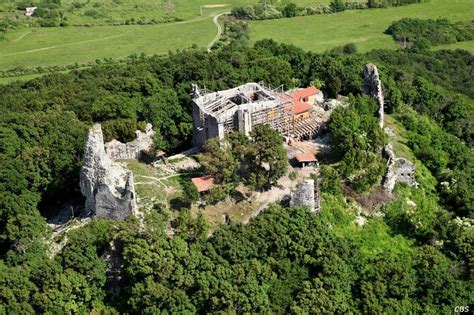 Viniansky hrad - pohľad z diaľky