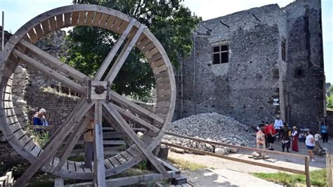 Funkčná replika stredovekého šliapacieho žeriavu na Vinianskom hrade